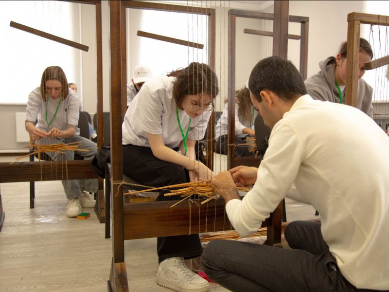 Центр народной культуры провел мастер-класс по плетению традиционной адыгской циновки