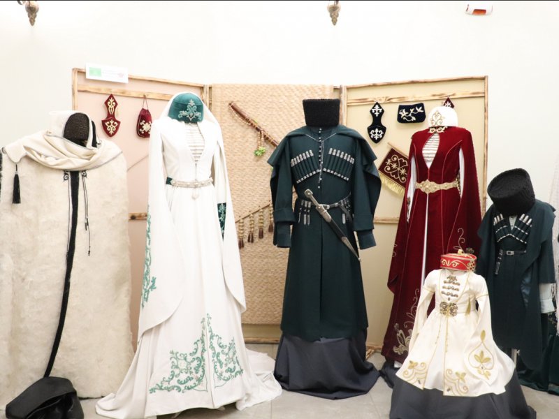 Центр народной культуры Республики Адыгея провел выставку в День адыгской культуры