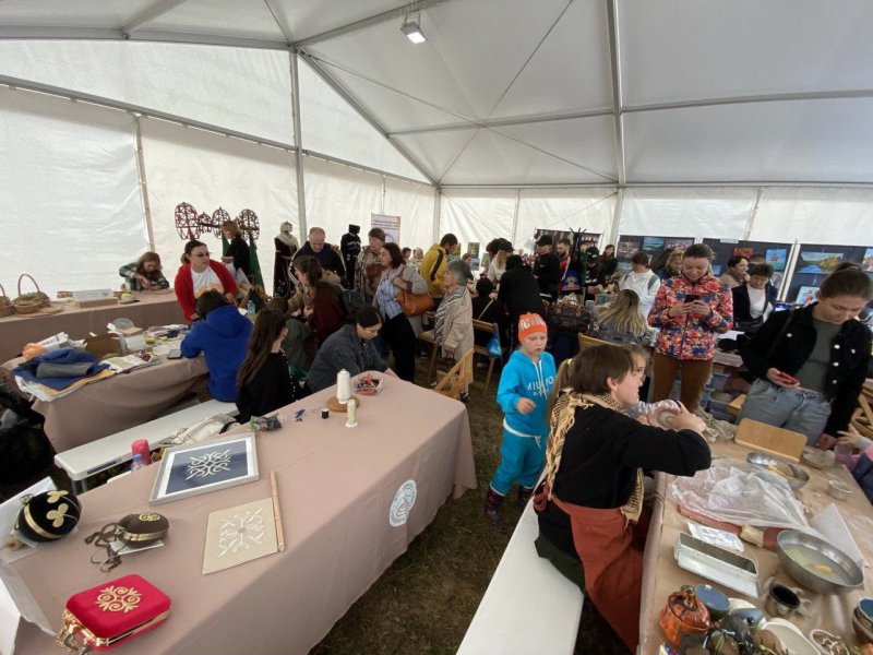 Во второй день фестиваля "Адыгейский сыр" прошла выставка изделий народных художественных промыслов